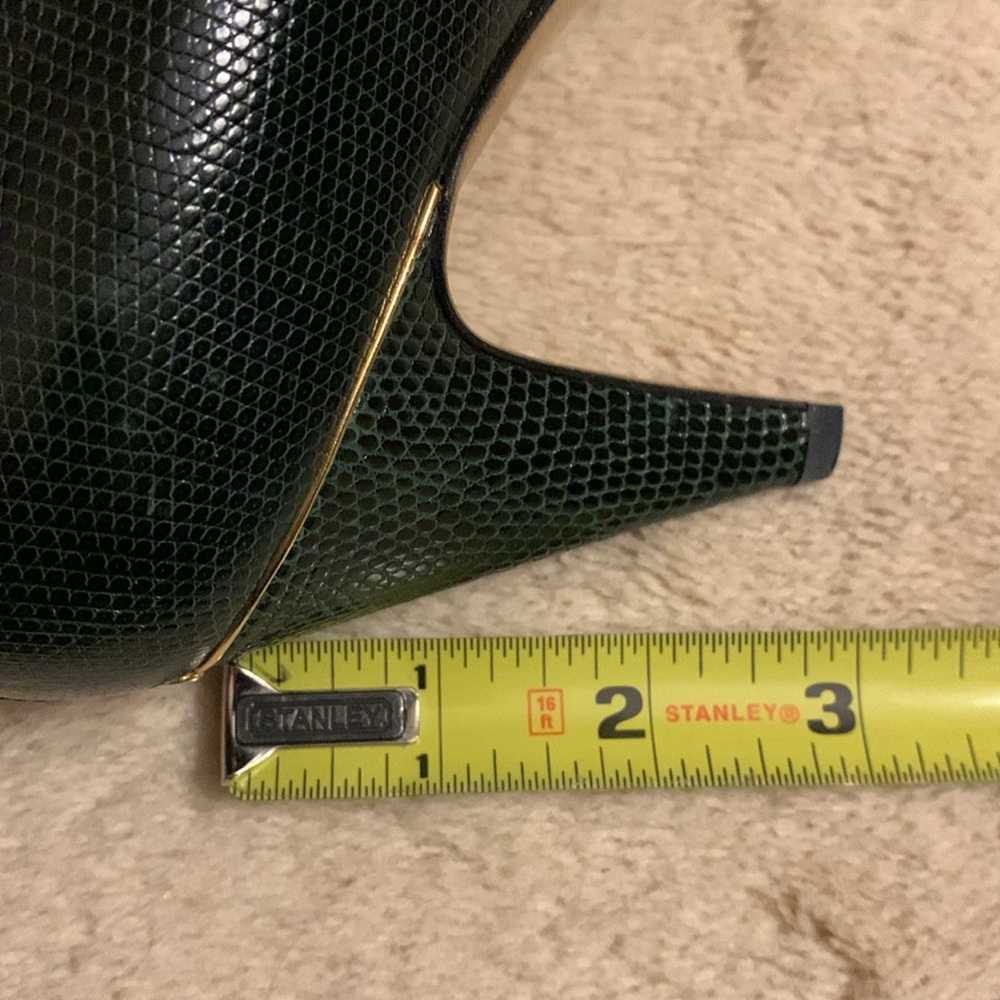 Vintage 1980s Gucci pumps. Size 38B. Dark green embossed leather. - Picture 13 of 13